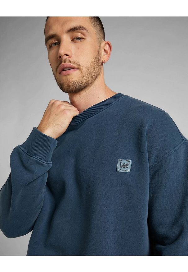 Lee - LEE CORE LOOSE SWS MĘSKA BLUZA KLASYCZNA LOGO L84VTJ54 112322621. Styl: klasyczny