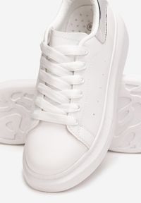 Born2be - Biało-Srebrne Sneakersy Doroki. Okazja: na co dzień. Wysokość cholewki: przed kostkę. Nosek buta: okrągły. Kolor: biały. Materiał: materiał. Szerokość cholewki: normalna #2