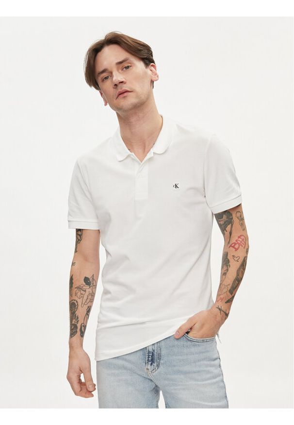 Calvin Klein Jeans Polo Embro Badge J30J325269 Biały Slim Fit. Typ kołnierza: polo. Kolor: biały. Materiał: bawełna