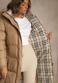 Renee - Ciemnobeżowa Kurtka z Pikowanymi Przeszyciami o Długim Fasonie z Kapturem Gineffa. Okazja: na co dzień. Typ kołnierza: kaptur. Kolor: beżowy. Materiał: jeans, poliester. Długość: długie. Styl: casual #4