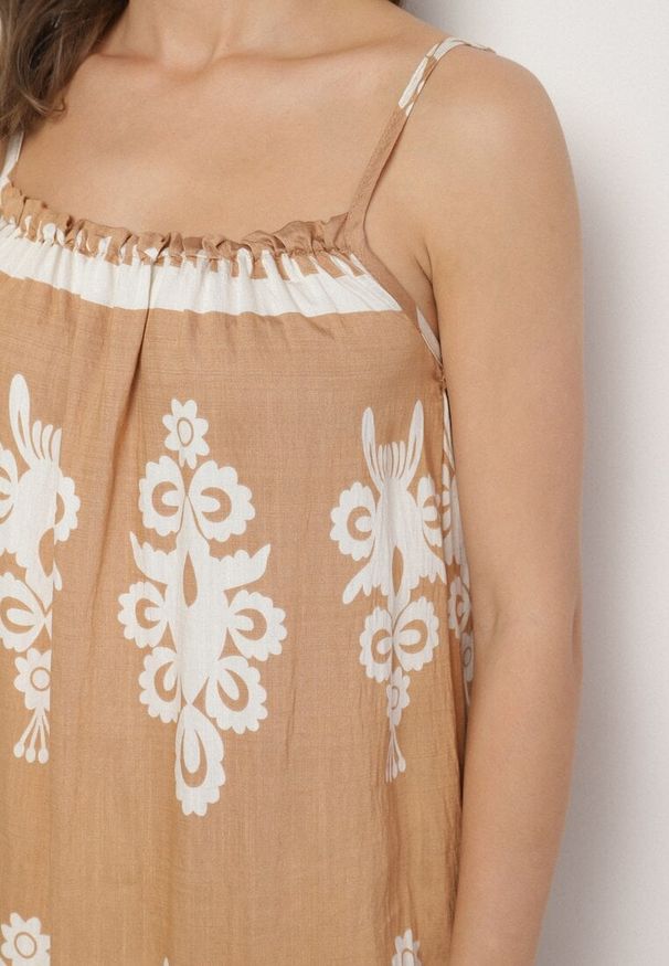 Born2be - Jasnobrązowa Sukienka o Rozkloszowanym Kroju na Ramiączkach w Etniczny Wzór Revoniae. Okazja: na co dzień. Typ kołnierza: dekolt w kształcie V. Kolor: brązowy. Długość rękawa: na ramiączkach. Styl: casual, elegancki