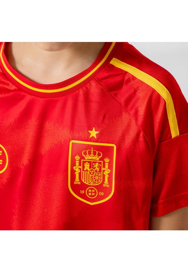 REAL FEDERACIÓN ESPAÑOLA DE FÚTBOL - Hiszpania domowa koszulka dziecięca. Kolor: czerwony. Materiał: poliester. Sport: piłka nożna