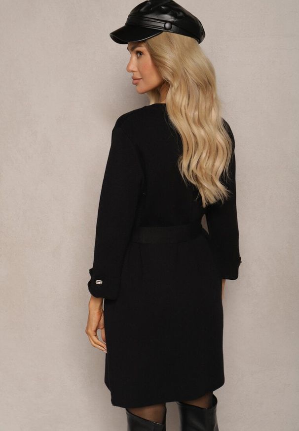 Renee - Czarna Sukienka Sweterkowa z Wiskozą Ozdobiona Paskiem i Guzikami Liathira. Okazja: na co dzień. Kolor: czarny. Materiał: wiskoza. Wzór: aplikacja. Styl: elegancki, casual, klasyczny