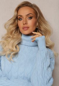 Renee - Jasnoniebieski Sweterkowy Golf o Warkoczykowym Splocie Taitusi. Typ kołnierza: golf. Kolor: niebieski. Wzór: ze splotem. Sezon: jesień, zima
