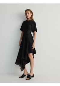 Reserved - Sukienka midi z wiskozą - czarny. Kolor: czarny. Materiał: wiskoza. Wzór: gładki. Długość: midi