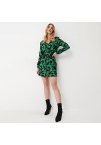 Mohito - Szmizjerka mini z wiskozy - Zielony. Kolor: zielony. Materiał: wiskoza. Typ sukienki: szmizjerki. Długość: mini #1