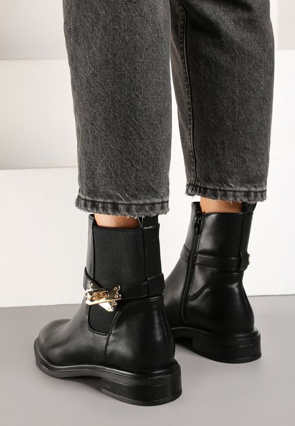 Born2be - Czarne Botki Typu Sztyblety z Ozdobnym Paskiem z Metalową Aplikacją Riaessa. Okazja: na co dzień. Zapięcie: pasek. Kolor: czarny. Materiał: jeans. Wzór: aplikacja. Obcas: na obcasie. Styl: elegancki, casual. Wysokość obcasa: średni