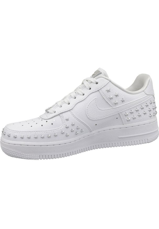 Nike - Buty sportowe Sneakersy damskie, Air Force 1 '07 XX Studded. Kolor: biały. Model: Nike Air Force. Sport: turystyka piesza