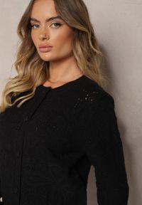 Renee - Czarny Pudełkowy Kardigan z Wełną i Wiskozą o Tłoczonym Splocie Vaitra. Kolor: czarny. Materiał: wiskoza, wełna. Długość rękawa: długi rękaw. Długość: długie. Wzór: ze splotem. Styl: wizytowy, elegancki #3