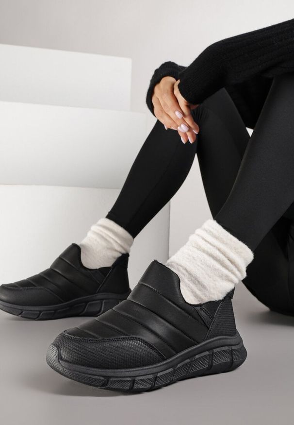 Renee - Czarne Sneakersy Śniegowce na Platformie z Tłoczeniem i Pikowaną Cholewką Vermina. Okazja: na co dzień. Kolor: czarny. Materiał: dresówka. Szerokość cholewki: normalna. Obcas: na platformie. Styl: casual