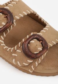 Renee - Beżowe Klapki VICES z Klamrami w Drewnianym Stylu i z Przeszyciami Nerineira. Kolor: brązowy. Sezon: wiosna, lato. Styl: boho, elegancki #6