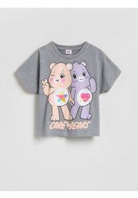 Reserved - T-shirt z nadrukiem Troskliwe Misie - ciemnoszary. Kolor: szary. Materiał: bawełna. Wzór: nadruk #1