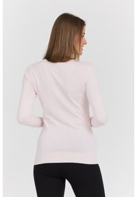 Guess - GUESS Różowy damski sweter Rylie Triangle Logo, Rozmiar XS. Kolor: różowy. Materiał: elastan, wiskoza. Długość rękawa: długi rękaw. Długość: długie. Styl: klasyczny #6
