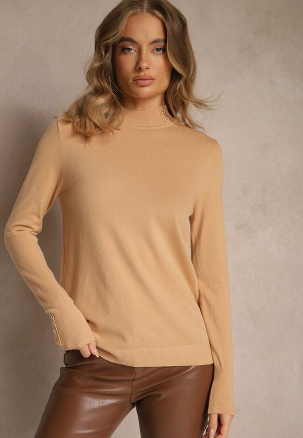 Renee - Ciemnobeżowy Golf o Dopasowanym Kroju Zdobiony Minimalistycznymi Aplikacjami Unissa. Okazja: na spacer. Typ kołnierza: golf. Kolor: beżowy. Materiał: jeans. Wzór: aplikacja. Styl: klasyczny, elegancki