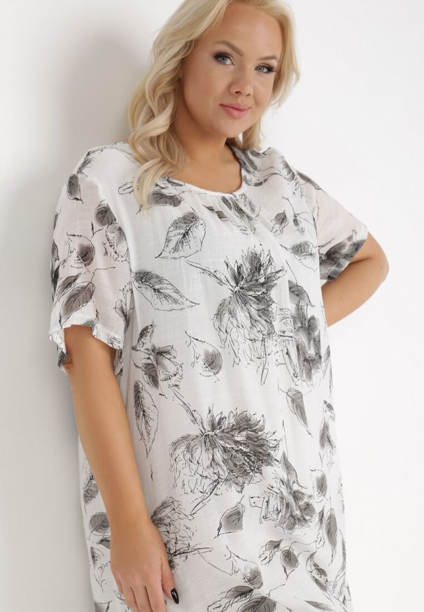 Born2be - Biało-Szara Sukienka z Bawełny Sebaestus. Okazja: na co dzień. Kolekcja: plus size. Kolor: biały. Materiał: bawełna. Wzór: kwiaty. Typ sukienki: dla puszystych, proste. Styl: casual, klasyczny, wakacyjny. Długość: midi