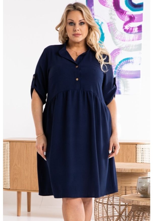 KARKO - Sukienka biznesowa plus size dekolt polo swobodna DALIA granatowa. Okazja: na spotkanie biznesowe. Typ kołnierza: polo. Kolekcja: plus size. Kolor: niebieski. Materiał: tkanina, poliester, materiał. Długość rękawa: krótki rękaw. Sezon: lato, zima. Typ sukienki: dla puszystych. Styl: biznesowy