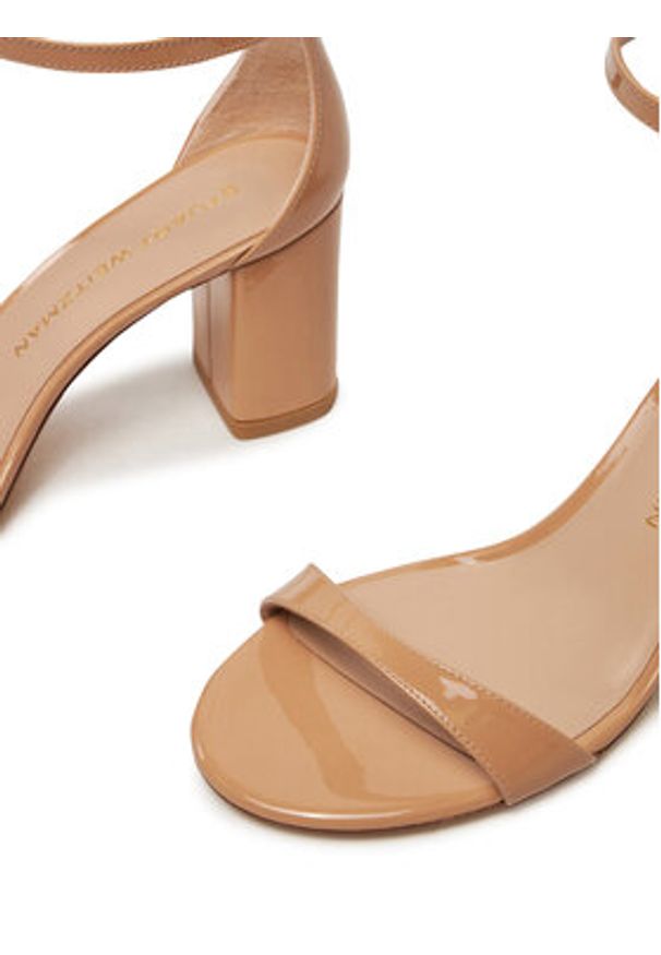 Stuart Weitzman Sandały Nudist Block 75 SJ983 Beżowy. Kolor: beżowy. Materiał: lakier, skóra