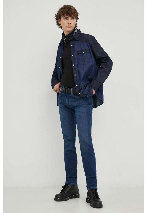 Levi's® - Levi's koszula jeansowa męska kolor granatowy regular z kołnierzykiem klasycznym. Okazja: na spotkanie biznesowe. Typ kołnierza: kołnierzyk klasyczny. Kolor: niebieski. Materiał: jeans. Styl: klasyczny