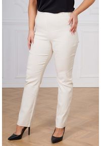 Nasi partnerzy - Beżowe spodnie Bengaliny02 z prostą nogawką wysoki stan PLUS SIZE XXL. Okazja: na co dzień, do pracy, na spacer. Stan: podwyższony. Kolekcja: plus size. Kolor: beżowy. Materiał: poliester, tkanina, wiskoza, materiał, włókno, elastan. Długość: krótkie. Styl: casual #1