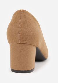 Renee - Ciemnobeżowe Casualowe Czółenka na Słupku Bastien. Okazja: na co dzień. Nosek buta: szpiczasty. Kolor: beżowy. Materiał: jeans, zamsz. Obcas: na słupku. Styl: casual. Wysokość obcasa: niski #9