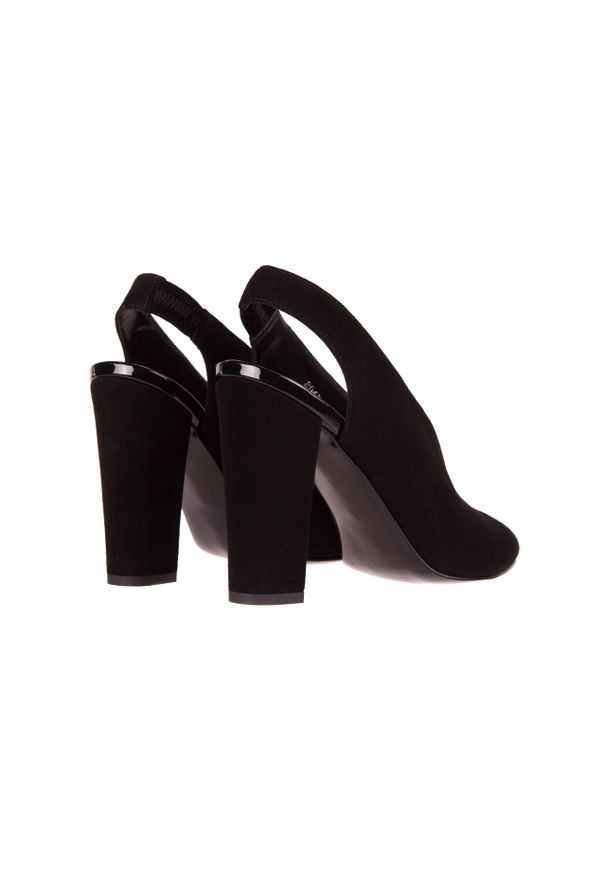 Sandały Bayla-056 8043-21 Czarne Sandały, Skóra naturalna. Okazja: na spotkanie biznesowe. Nosek buta: otwarty. Zapięcie: bez zapięcia. Kolor: czarny. Materiał: zamsz. Obcas: na obcasie. Styl: elegancki, biznesowy. Wysokość obcasa: średni