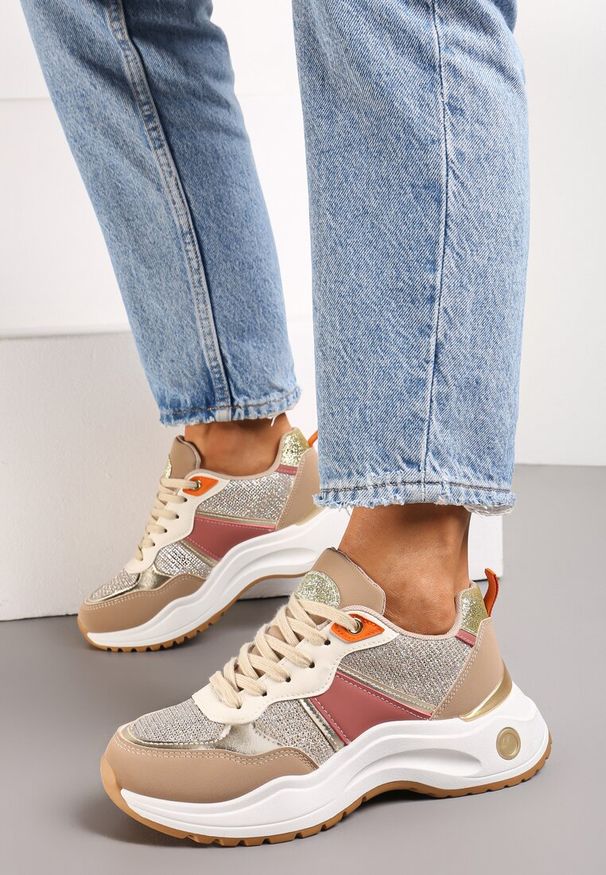 Renee - Ciemnobeżowe Sneakersy z Tłoczonego Materiału z Brokatowymi i Metalicznymi Wstawkami Thermia. Kolor: beżowy. Materiał: materiał. Szerokość cholewki: normalna