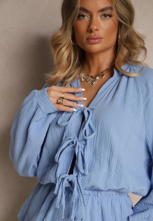 Renee - Niebieski Kombinezon z Bawełny Ozdobiony Wiązaniem i Falbankami Nalelia. Okazja: na co dzień, na imprezę, na randkę. Kolor: niebieski. Materiał: bawełna. Wzór: aplikacja. Styl: elegancki, casual