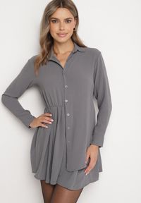 Born2be - Szara Asymetryczna Sukienka o Koszulowym Kroju z Gumką w Talii Elodina. Kolor: szary. Długość rękawa: długi rękaw. Typ sukienki: asymetryczne, koszulowe. Styl: sportowy, elegancki #3