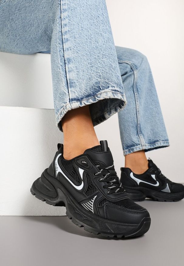 Renee - Czarne Sneakersy na Profilowanej Podeszwie z Siateczkowymi Wstawkami Parinella. Kolor: czarny
