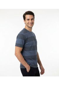 Dzianinowy T-Shirt Męski - Brave Soul - Odcienie Niebieskiego. Okazja: na co dzień. Kolor: niebieski. Materiał: bawełna, poliester. Wzór: prążki, paski. Sezon: wiosna, lato. Styl: casual #4