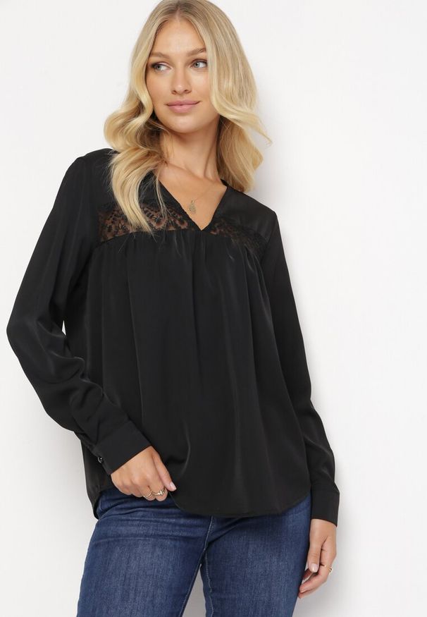 Born2be - Czarna Bluzka z Haftem Destyn. Kolor: czarny. Materiał: tiul, koronka. Długość rękawa: długi rękaw. Długość: długie. Wzór: haft