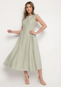 Born2be - Zielona Wiskozowa Sukienka o Rozkloszowanym Kroju Lirice. Okazja: na co dzień. Kolor: zielony. Materiał: wiskoza. Typ sukienki: proste. Styl: klasyczny, elegancki, casual #5