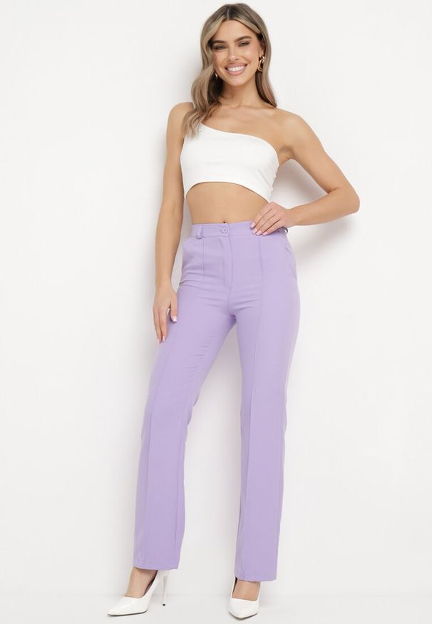 Born2be - Fioletowe Garniturowe Spodnie z Wysokim Stanem i Szerokimi Nogawkami Abigaille. Okazja: na co dzień. Stan: podwyższony. Kolor: fioletowy. Materiał: tkanina. Wzór: gładki. Styl: klasyczny, casual, elegancki