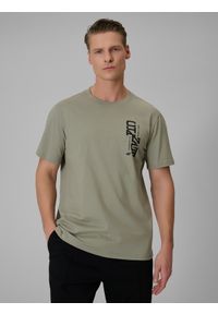 4f - 4F T-shirt regular z nadrukiem męski - khaki L. Okazja: na spacer, na co dzień. Kolor: oliwkowy, brązowy, wielokolorowy. Materiał: dzianina, bawełna. Wzór: nadruk. Styl: casual #1