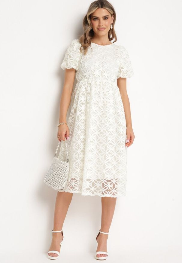 Born2be - Beżowa Rozkloszowana Sukienka z Przeźroczystym Tiulem z Ozdobnym Wzorem Exbia. Typ kołnierza: dekolt w łódkę. Kolor: beżowy. Materiał: tiul. Wzór: ażurowy. Styl: elegancki, klasyczny