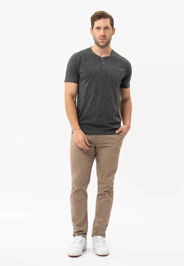 Volcano - T-shirt z rozpinanym dekoltem T-WARREN. Materiał: materiał, skóra, bawełna, jeans. Długość rękawa: krótki rękaw. Długość: krótkie. Wzór: melanż, aplikacja. Sezon: lato. Styl: klasyczny