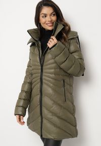 Born2be - Ciemnozielona Pikowana Kurtka Zimowa o Dłuższym Fasonie z Kapturem Sialdra. Okazja: na co dzień, do pracy, na spacer. Typ kołnierza: kaptur. Kolor: zielony. Długość: długie. Sezon: zima. Styl: casual, elegancki #1