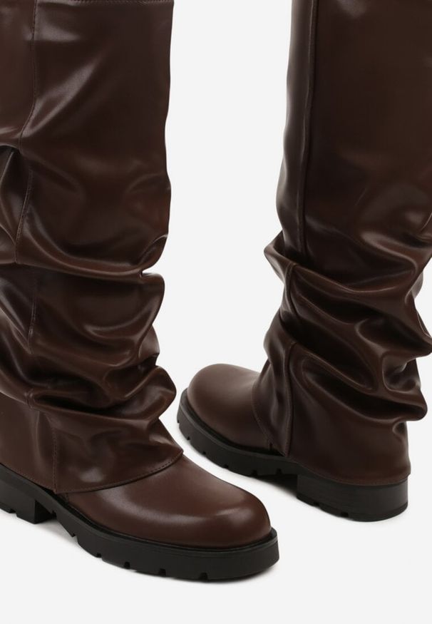 Renee - Brązowe Marszczone Kozaki z Cholewką Imitującą Nogawkę Nalomassa. Kolor: brązowy. Materiał: jeans. Szerokość cholewki: normalna