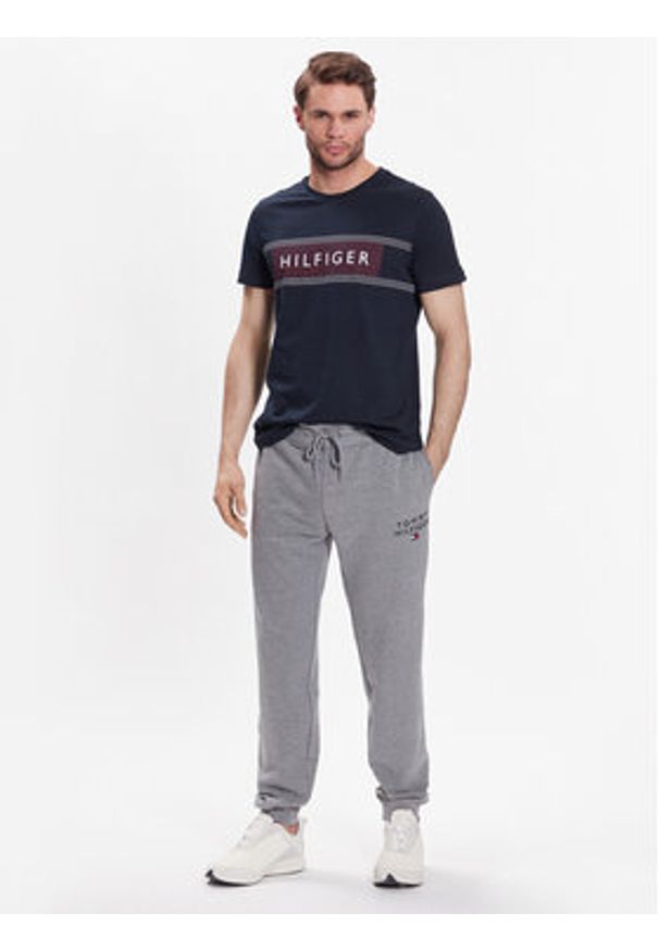 TOMMY HILFIGER - Tommy Hilfiger Spodnie dresowe UM0UM02880 Szary Regular Fit. Kolor: szary. Materiał: bawełna, syntetyk