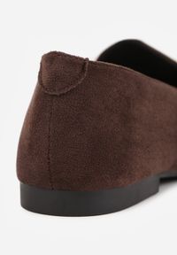 Born2be - Brązowe Mokasyny Vices z Noskiem w Szpic i Metaliczną Aplikacją Rilemise. Okazja: na spotkanie biznesowe, do pracy. Kolor: brązowy. Materiał: skóra. Wzór: aplikacja. Styl: biznesowy, elegancki, klasyczny #7