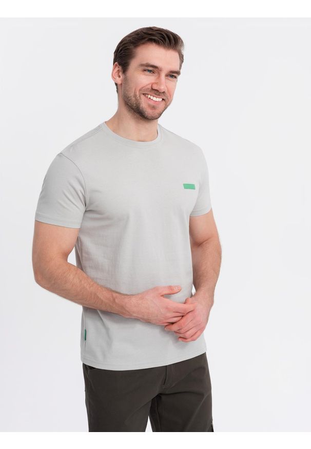 Ombre Clothing - Męski bawełniany t-shirt z zieloną naszywką na piersi – jasnoszary V2 - Rozmiar: M. Kolor: szary. Materiał: bawełna. Wzór: aplikacja. Styl: klasyczny, sportowy