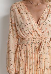 Born2be - Jasnopomarańczowa Sukienka Maxi z Gumką w Talii i Plisowanym Dółem Danora. Typ kołnierza: dekolt kopertowy. Kolor: pomarańczowy. Długość rękawa: długi rękaw. Typ sukienki: kopertowe. Długość: maxi #5