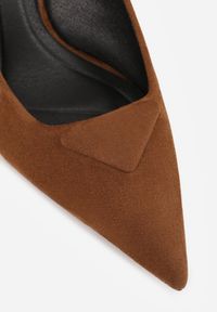 Born2be - Jasnobrązowe Czółenka VICES na Kaczuszce z Trójkątną Aplikacją na Nosku Zenia. Okazja: na co dzień. Kolor: brązowy. Materiał: jeans. Wzór: aplikacja. Obcas: na szpilce. Styl: casual, elegancki, klasyczny. Wysokość obcasa: średni #9