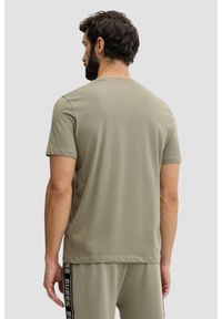 Guess - GUESS Zielony bawełniany t-shirt męski na krótki rękaw z wyszywanym logo 4G Tiberio, Rozmiar M. Okazja: na co dzień. Kolor: zielony. Materiał: bawełna. Długość rękawa: krótki rękaw. Długość: krótkie. Styl: casual #5