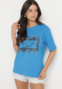 Born2be - Niebieski Bawełniany T-shirt Ozdobiony Nadrukiem Nartzedi. Okazja: na co dzień. Kolor: niebieski. Materiał: bawełna. Wzór: aplikacja, nadruk. Styl: casual #3