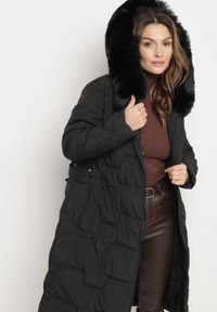 Born2be - Czarna Pikowana Kurtka z Wiązanym Paskiem i Kapturem z Futerkiem Veratta. Okazja: na co dzień. Kolor: czarny. Materiał: futro. Styl: elegancki, casual #4