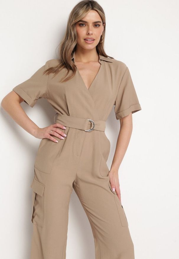 Born2be - Beżowy Kombinezon Utility z Kopertowym Dekoltem Paskiem i Szerokimi Kieszeniami Pallilena. Okazja: na co dzień. Kolor: beżowy. Styl: elegancki, casual