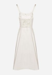 Born2be - Biała Rozkloszowana Gorsetowa Sukienka Vices Ozdobiona Wiązaniem Ralethea. Typ kołnierza: dekolt gorset. Kolor: biały. Długość rękawa: na ramiączkach. Wzór: aplikacja. Typ sukienki: gorsetowe. Styl: elegancki #6