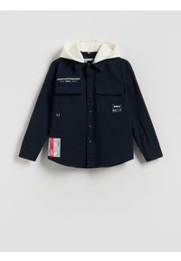 Reserved - Bawełniana koszula z kapturem - granatowy. Typ kołnierza: kaptur. Kolor: niebieski. Materiał: bawełna #1