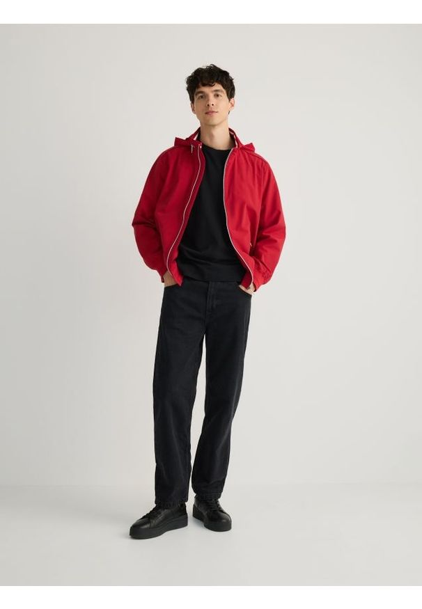 Reserved - Kurtka z chowanym kapturem - czerwony. Kolor: czerwony. Materiał: bawełna, tkanina
